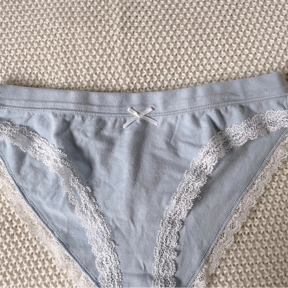 BRANDY MELVILLE - Baby Blue Lace Underwear - Picture 5 of 5